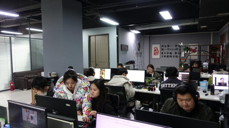 师资力量是衡量课程质量的关键因素。一个优秀的短视频拍摄课程，应该拥有以下特点：